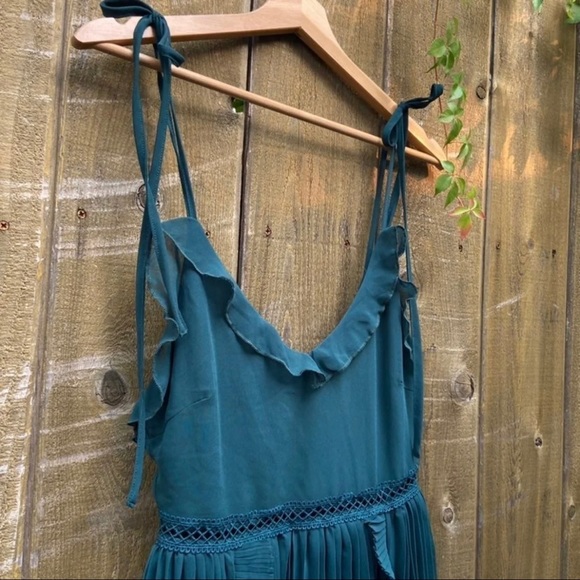 Emerald Green Ruffle Pleated Tie-Strap Dress 🌿 - Picture 4 of 12